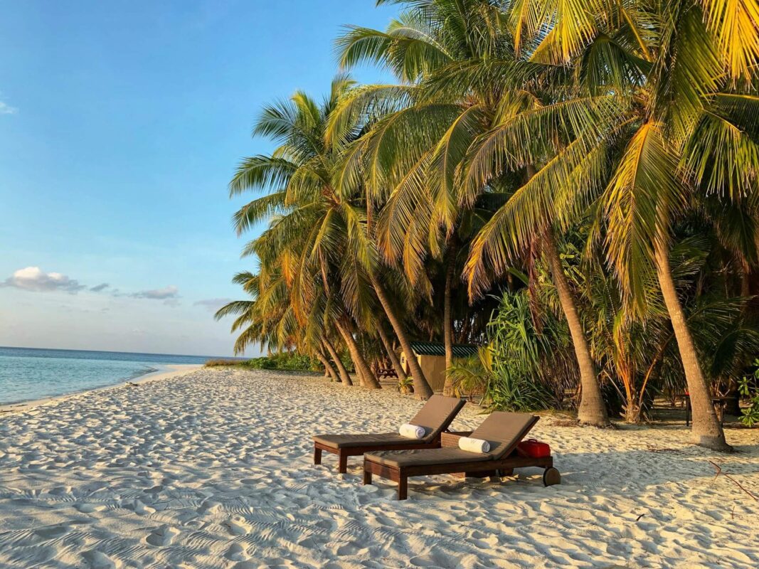 Luxe vakantiebestemming met tropisch strand en exclusieve resorts